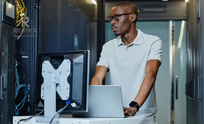 RICOTECK website - RICOTECK website - Business Support - Worker is checking hardware 1